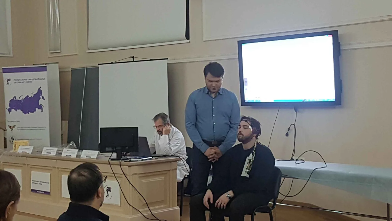Live EEG demonstration on a physician in a light hypnotic state for an audience of doctors